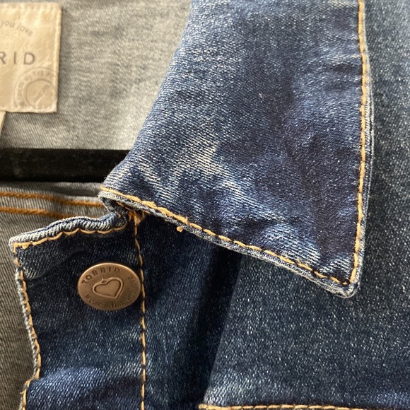 Dark denim lightly distressed Jean jacket TORRID size 1 (plus) - Picture 9 of 17